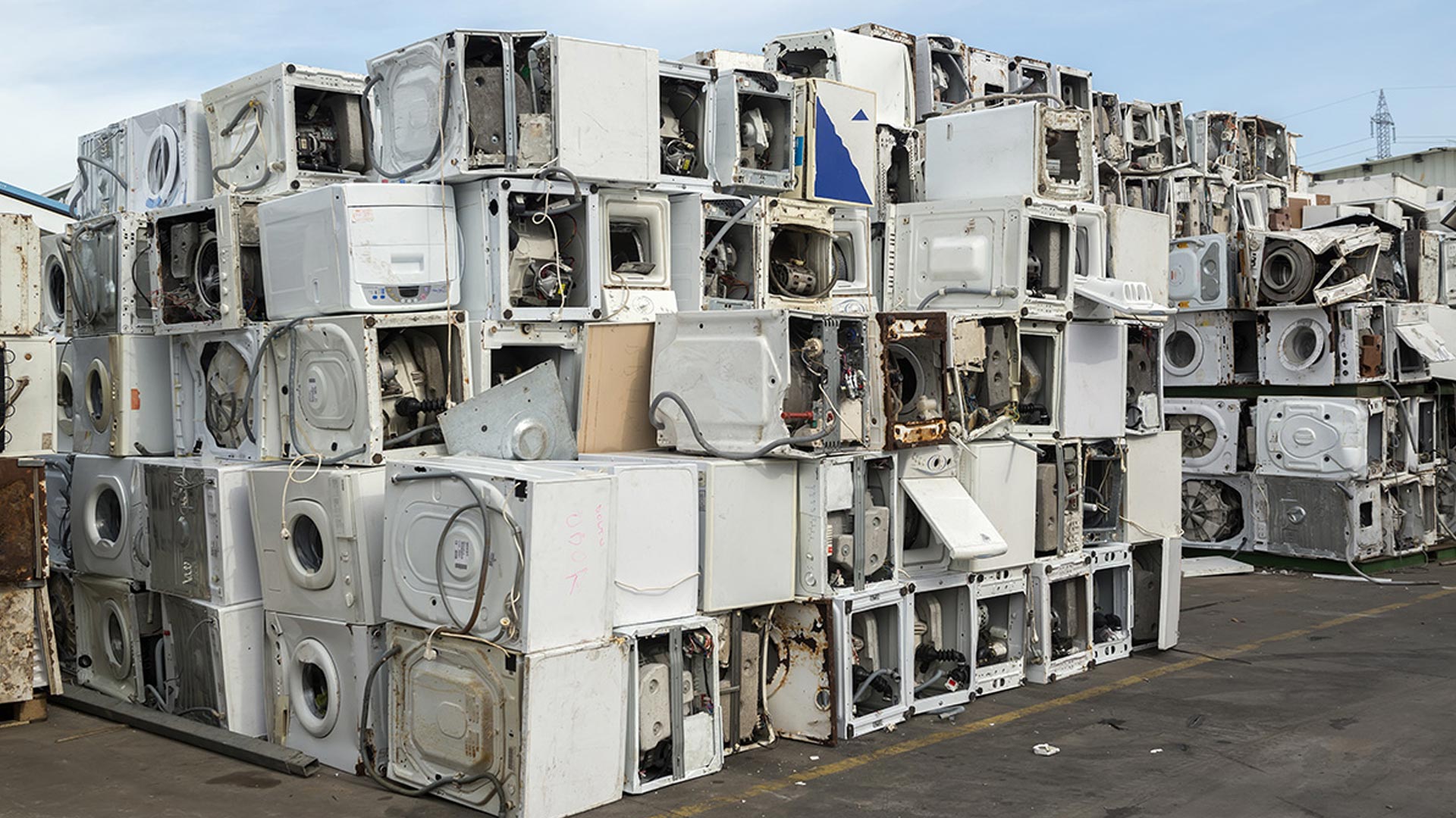 Cornellà millora la gestió dels residus d’aparells elèctrics i electrònics
